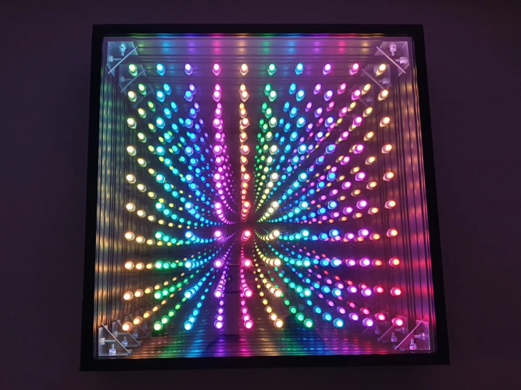 Kaseton LED nieskończoność 3D w ciemniejszej sali, efekt nieskończonej głębi widoczny na suficie
