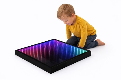 Widok panelu LED Infinity podczas pracy z kolorami RGB tworzącymi efekt głębi przy użyciu lusterek i diod LED