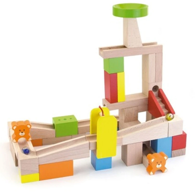 Zbliżenie na kolorowe rampy i łączenia drewnianego kulodromu VIGA — detal elementów toru