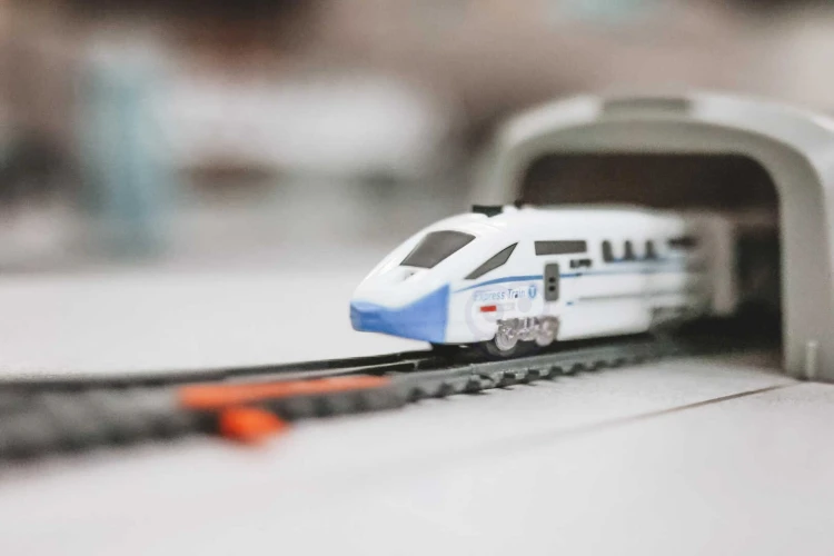Moduł zasilania i przewody widoczne obok toru, zbliżenie na elektryczny system kolejki WOOPIE