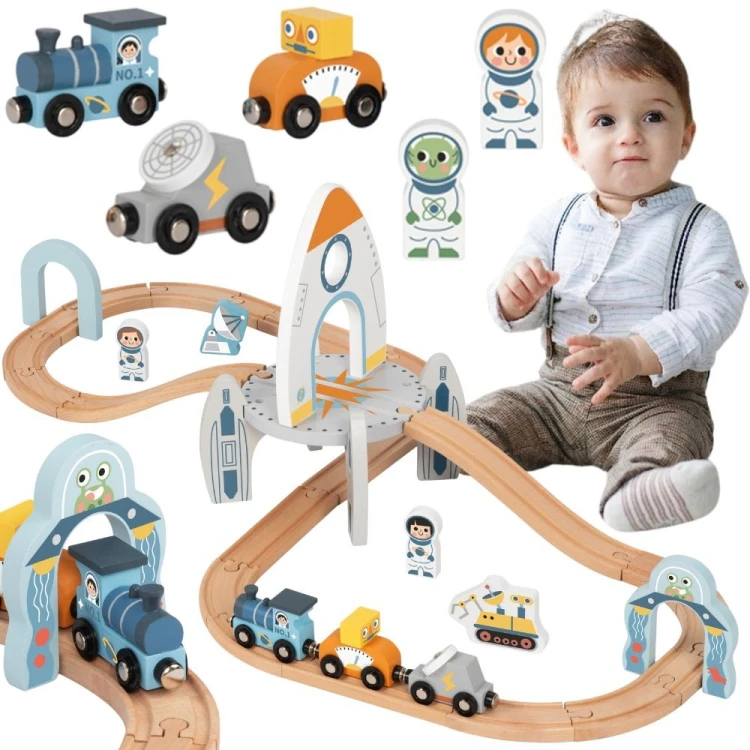 Drewniana kolejka Kosmiczna TOOKY TOY — kompletny zestaw torów i kolorowych wagoników na białym tle