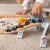 Kolorowy wagonik z serii Kosmicznej kolejki — detal kół i zaczepów, fragment torów TOOKY TOY