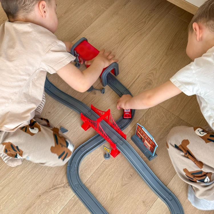 Kolejka Pendolino WOOPIE — widok z góry na rozłożony tor, pętlę i ustawione wagony w zestawie
