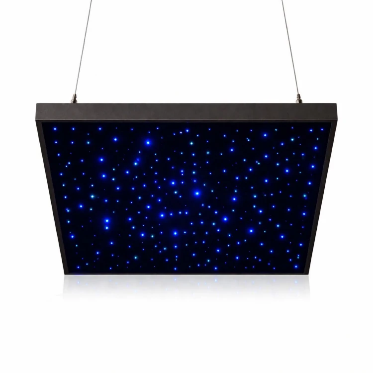 Panel światłowodowy 70 × 70 cm z włączonym backlightem — widok sufitowy eksponujący efekt gwiezdnego nieba i barwy RGBW