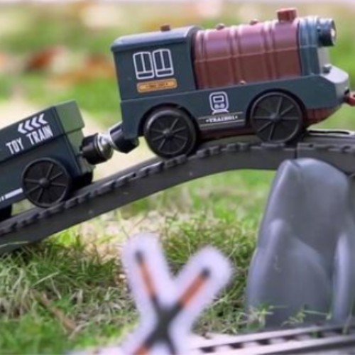 Boczny widok na wagony kolejki WOOPIE — złącza między wagonami i ustawienie na torze XXL w kadrze.