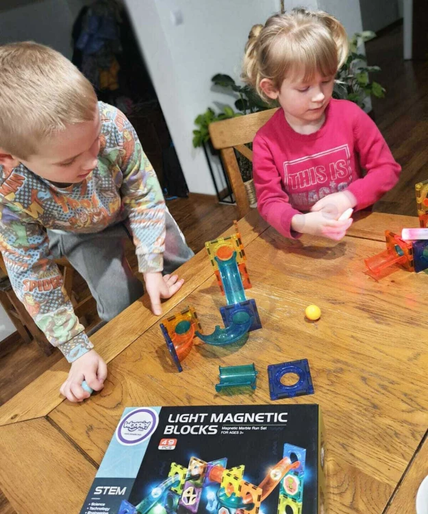 Porównanie kolorów elementów toru — paleta barw klocków magnetycznych WOOPIE widoczna z góry