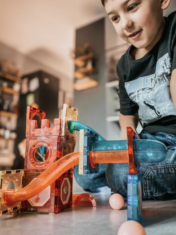 Zbliżenie na magnetyczne złącza klocków WOOPIE — wyraźne detale łączeń oraz kolorystyka elementów