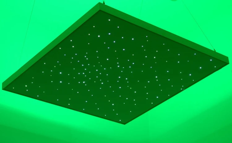 Panel światłowodowy 70 × 70 cm w trybie ciszy — obraz ilustrujący subtelne, uspokajające światło używane w terapii sensorycznej