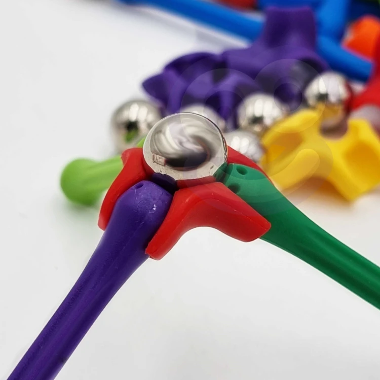 Zestaw klocków magnetycznych WOOPIE podczas zabawy edukacyjnej