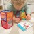 Kolorowe moduły WOOPIE ustawione obok instrukcji Montessori — inspiracja do kreatywnych układów i zabaw