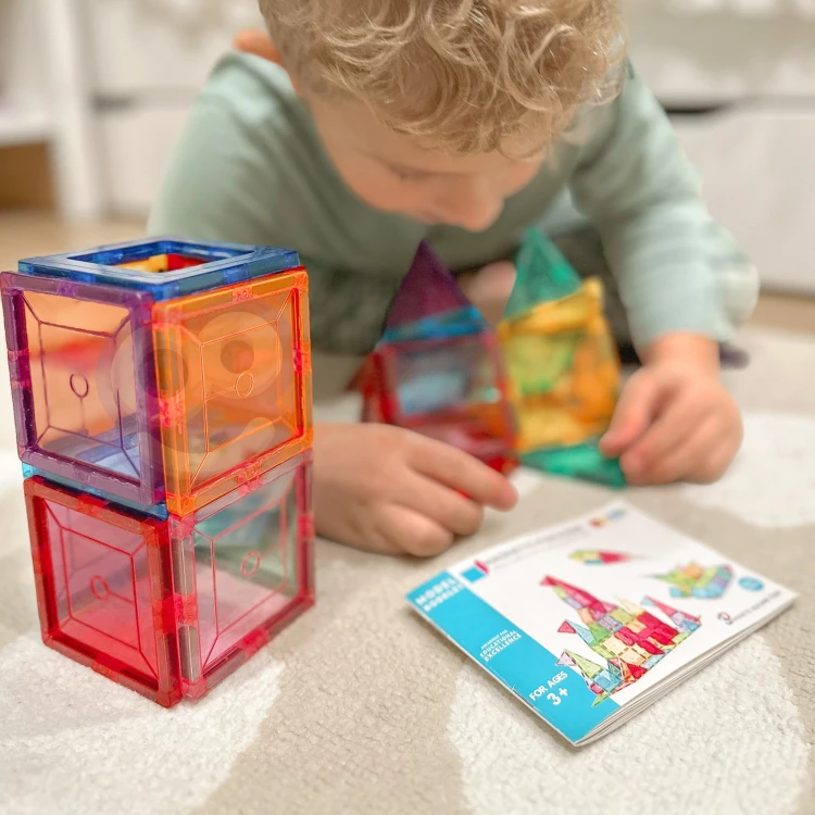 Kolorowe moduły WOOPIE ustawione obok instrukcji Montessori — inspiracja do kreatywnych układów i zabaw