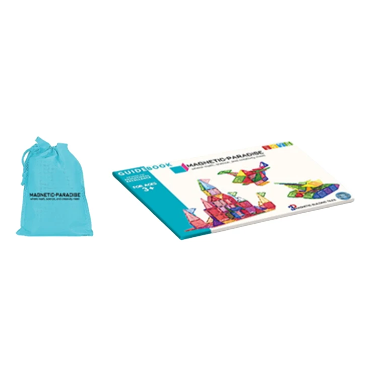 Kreatywna kompozycja 3D z magnetycznych klocków WOOPIE ustawiona obok książki Montessori jako inspiracja