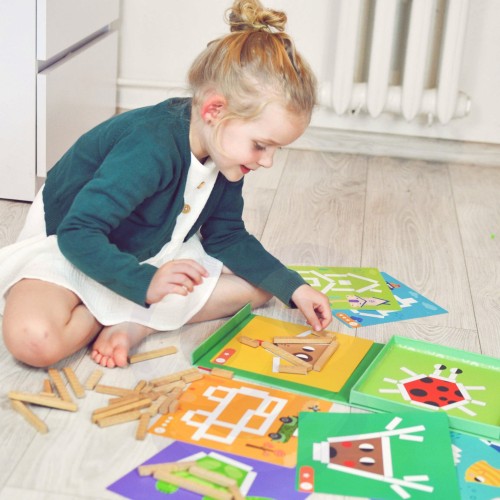 Detale kolorowych płytek magnetycznych TOOKY TOY — zbliżenie na krawędzie, kształty i sposób łączenia elementów