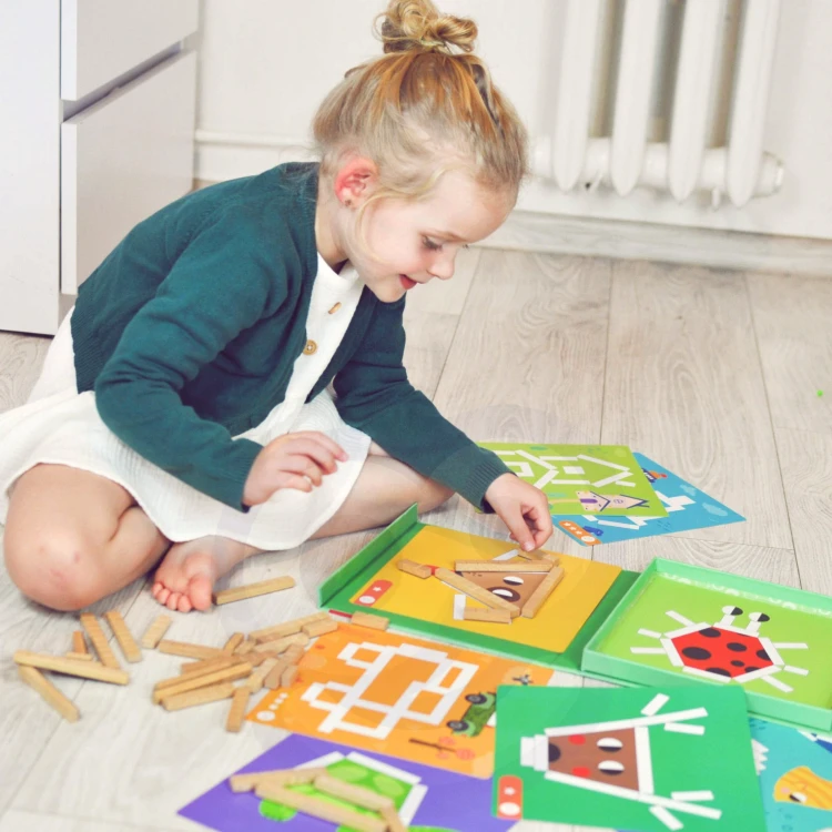 Detale kolorowych płytek magnetycznych TOOKY TOY — zbliżenie na krawędzie, kształty i sposób łączenia elementów