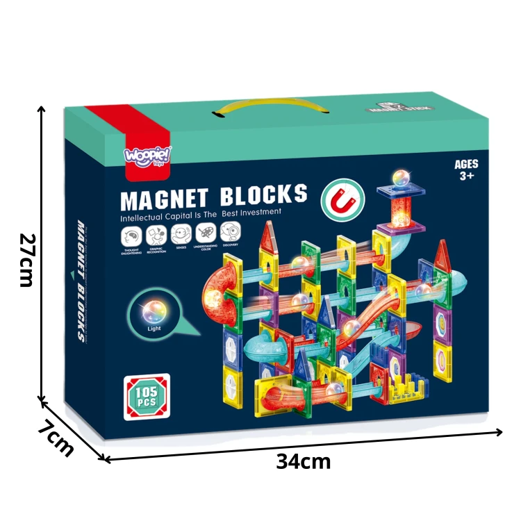 Dziecko buduje konstrukcję z klocków magnetycznych WOOPIE — zabawa edukacyjna 3D, tor kulkowy widoczny w tle