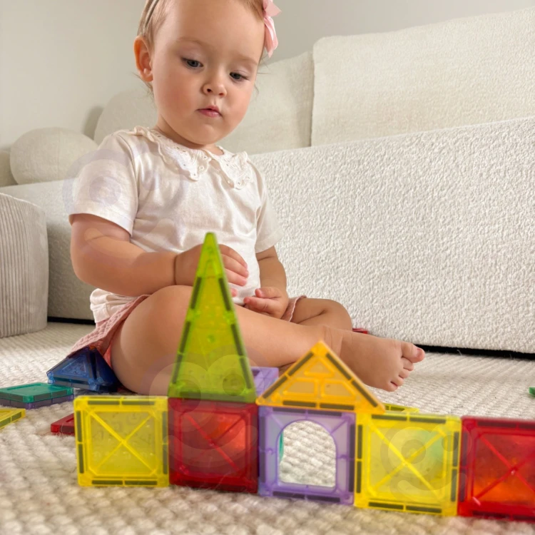 Zmontowany zamek z klocków magnetycznych WOOPIE — widok z boku ukazujący konstrukcję 3D