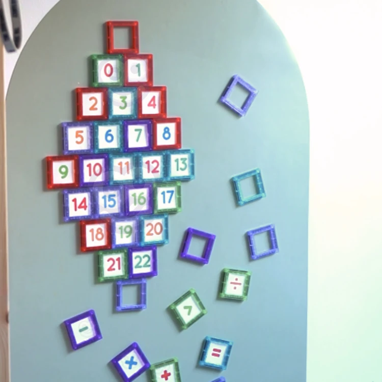 Klocki magnetyczne z numerami ułożone w sekwencję — widok z góry pokazujący układ edukacyjny