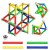Zbliżenie na połączenia magnetyczne i geometryczne płytki klocków WOOPIE 3D, pokaz konstrukcji