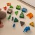 Dziecko bawi się klockami magnetycznymi WOOPIE — budowanie kolorowych konstrukcji 3D podczas zabawy praktycznej