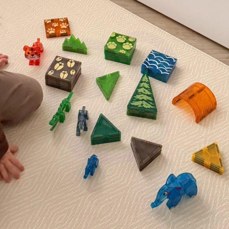 Dziecko bawi się klockami magnetycznymi WOOPIE — budowanie kolorowych konstrukcji 3D podczas zabawy praktycznej