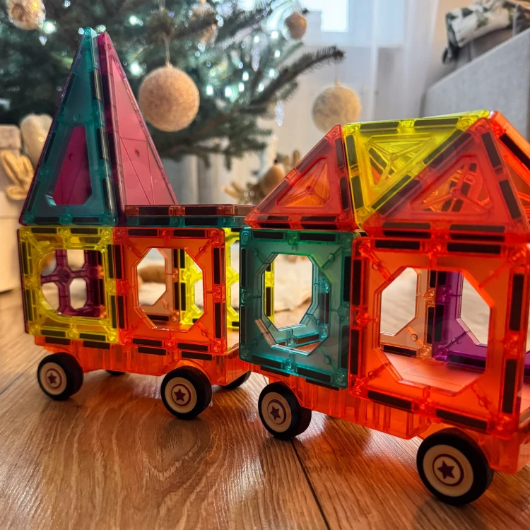 Widok z góry na tor pociągu z klocków magnetycznych WOOPIE — aranżacja 3D i żywe kolory