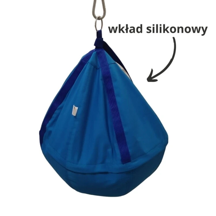 Widok z góry na rozmieszczenie liny i karabińczyka oraz miejsce montażu huśtawki piłki gruchy