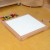 Zbliżenie na pilot do panelu MASTERKIDZ — widoczne przyciski trybów i regulator jasności