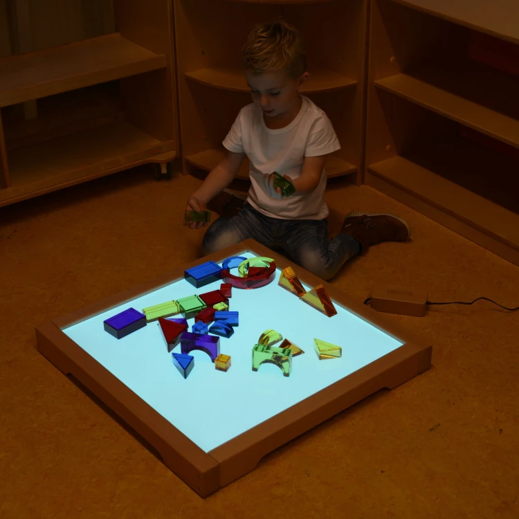 Panel świetlny LED w ciemnym wnętrzu — efekt płynnej zmiany barw i nasycenia MASTERKIDZ