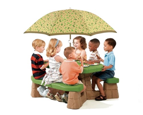 Zbliżenie na parasol stolika piknikowego STEP2 58 — tkanina parasola i mocowanie przy blacie
