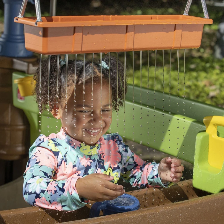 Szczegół montażu baldachimu oraz punktów mocowania w centrum Pump &amp; Splash od STEP2 — zbliżenie