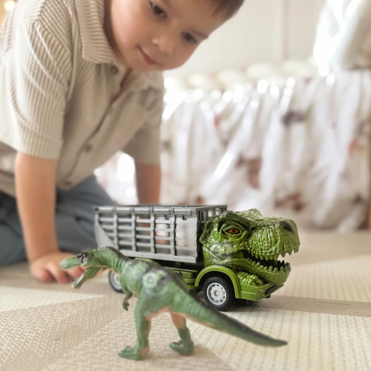 Widok z przodu na zielony pysk dinozaura i przednie koła samochodu RC WOOPIE