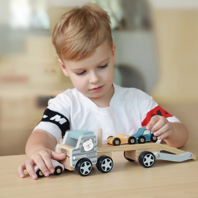 Zestaw samochodzików ustawiony obok lawety — Montessori VIGA PolarB w aranżacji zabawy