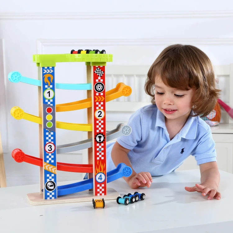 Zbliżenie na zakręty i łączenia toru kolorowej zjeżdżalni — widoczne detale konstrukcji TOOKY TOY