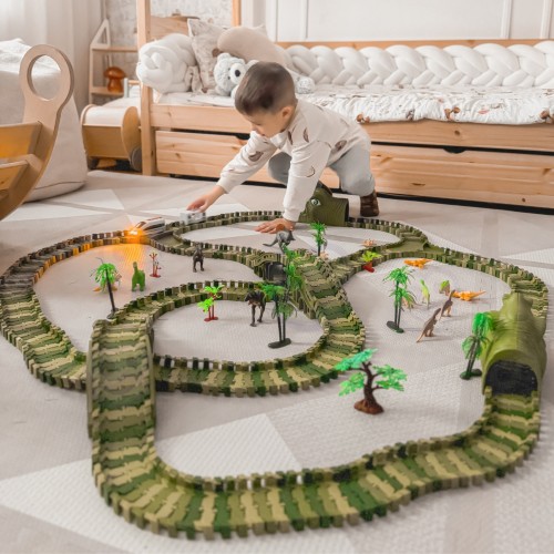 Widok z góry na tor samochodowy WOOPIE — ułożenie krętych tras i motywów dinozaurów w skali XXL