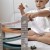 Zbliżenie na zakręt toru wyścigowego VIGA — widoczne gładkie, malowane powierzchnie drewniane