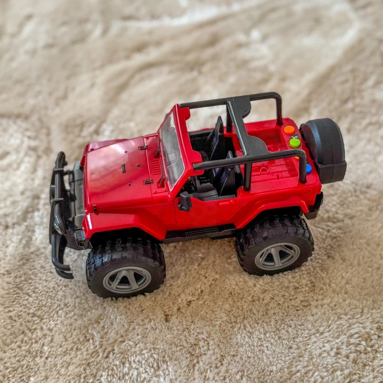 Jeep WOOPIE ustawiony na naturalnym podłożu — scena pokazująca możliwości zabawy na zewnątrz