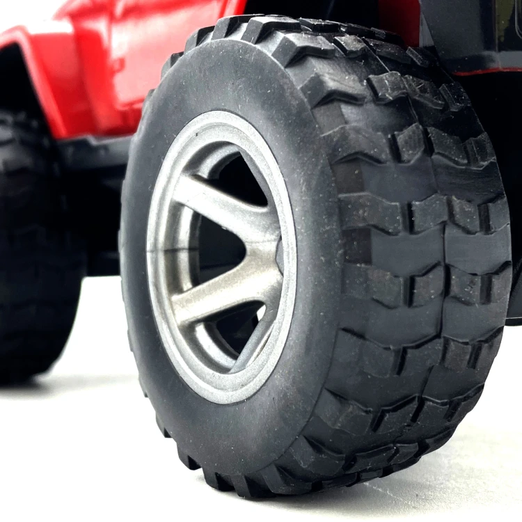 Ujęcie z niskiej perspektywy — Jeep WOOPIE dominujący na pierwszym planie, mocny profil nadwozia
