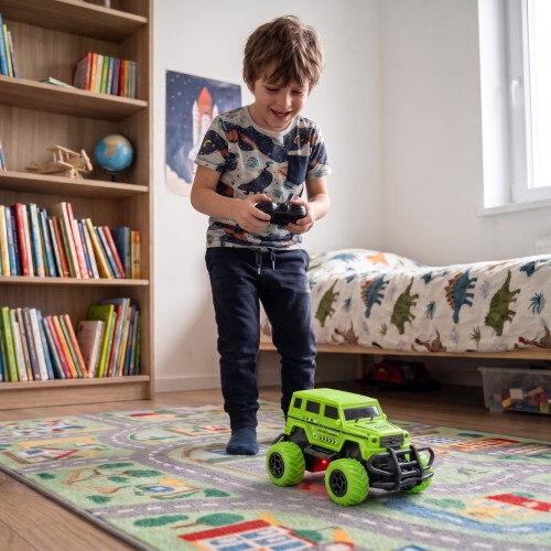 Perspektywa boczna RC Jeep WOOPIE — widoczne terenowe opony, zawieszenie oraz szczegóły wykończenia karoserii