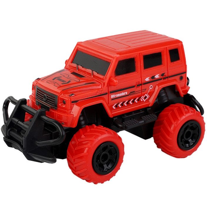 Model RC WOOPIE pokonujący przeszkodę — ujęcie akcji pokazujące możliwości cross-country i zachowanie nadwozia