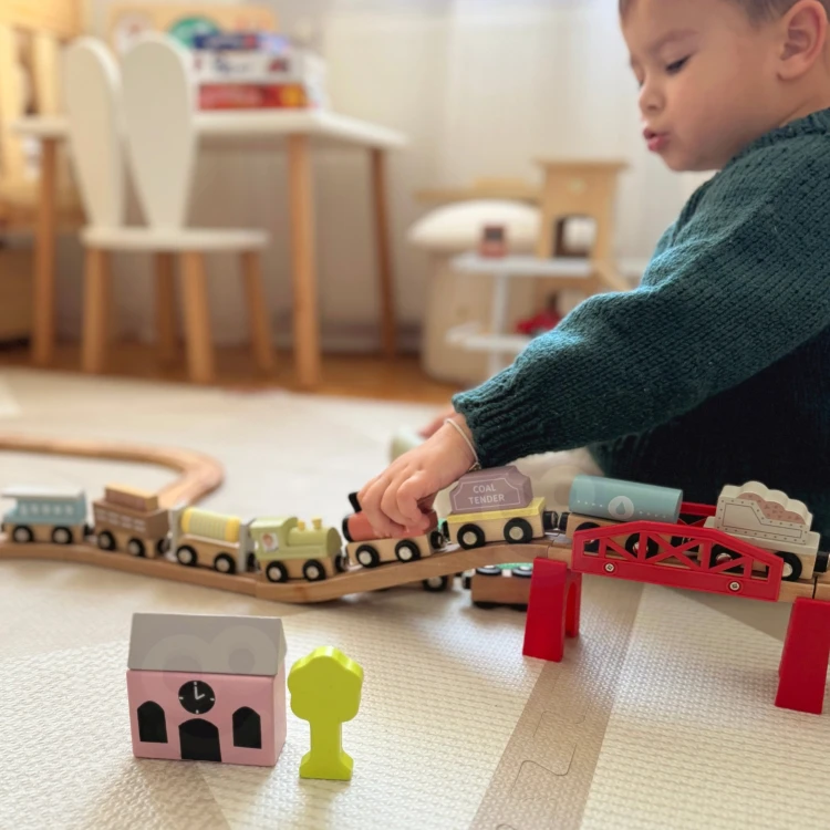 Widok z góry na połączone wagoniki TOOKY TOY — trzy magnetyczne elementy ustawione w linii, żywe barwy
