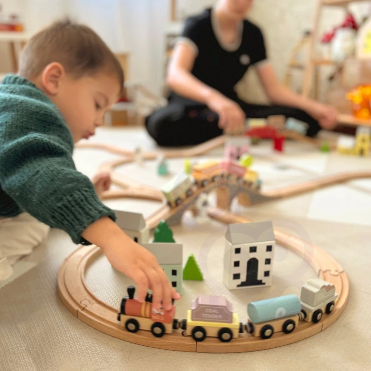 Perspektywa boczna wagoników TOOKY TOY w szeregu — konstrukcja, malowane detale i ergonomiczne kształty