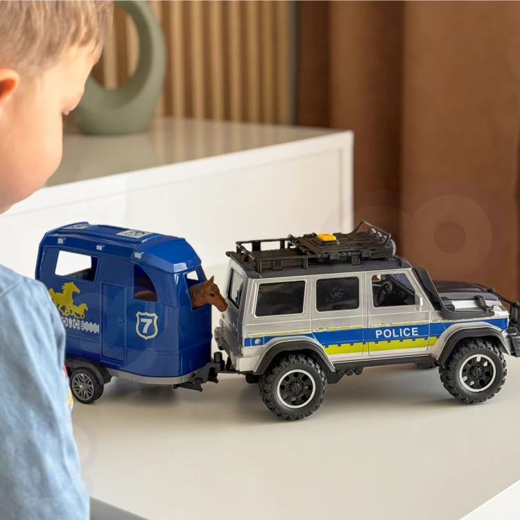 Samochód terenowy WOOPIE — zbliżenie na boczną część przyczepy dla konia oraz widoczne koła i drzwi