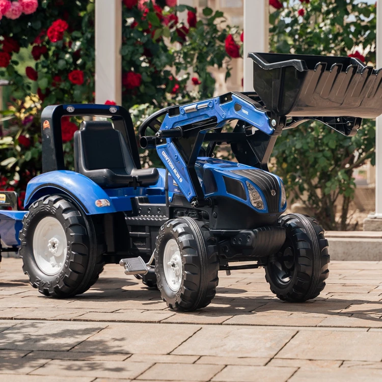Przyczepa do traktora na pedały FALK New Holland T8 — ujęcie z tyłu pokazujące zaczep i skrzynię