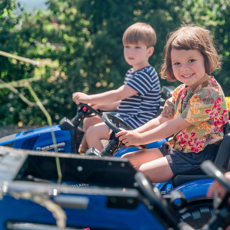 Kierownica i deska traktora FALK New Holland T8 — detal przyrządów, widoczne dźwignie i imitacja wskaźników