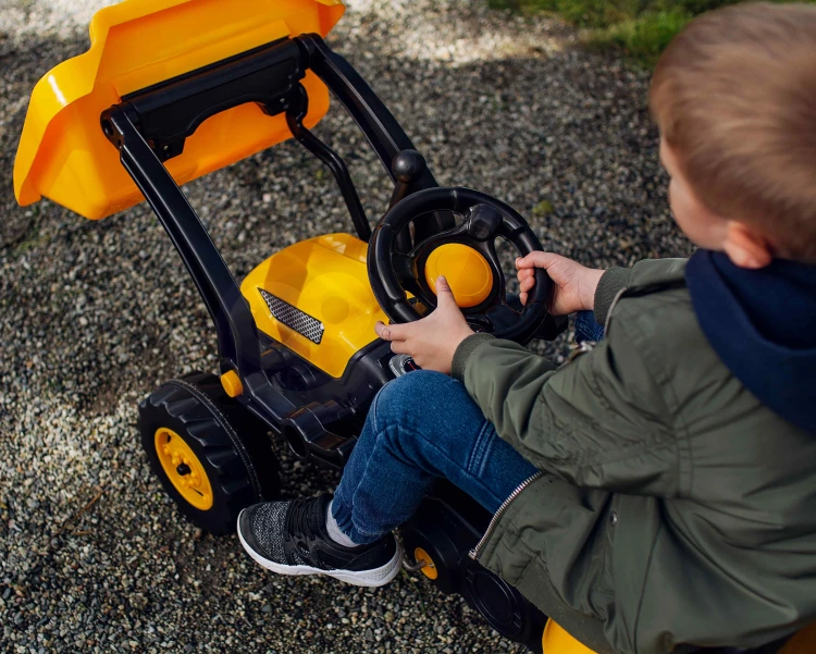 Zbliżenie na przednią łyżkę spychacza traktor WOOPIE — powierzchnia, śruby i elementy mocowania