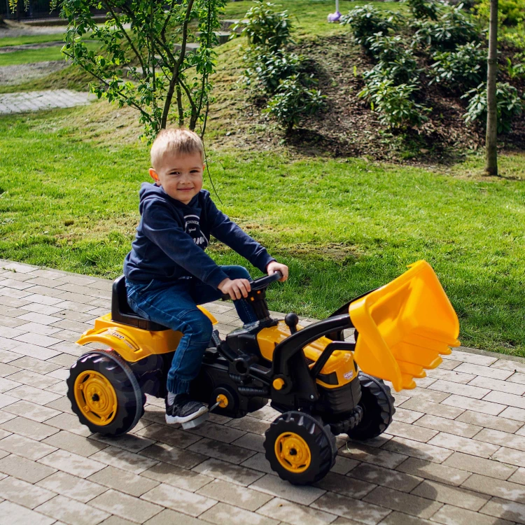 Traktor WOOPIE — ujęcie z boku pokazujące opuszczoną łyżkę spychacza nad podłożem i mocowania