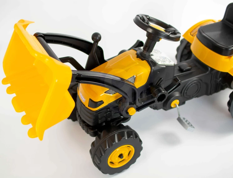 Traktor Farmer MaxTrac WOOPIE — widok koła z ogumieniem i bieżnikiem oraz część podwozia