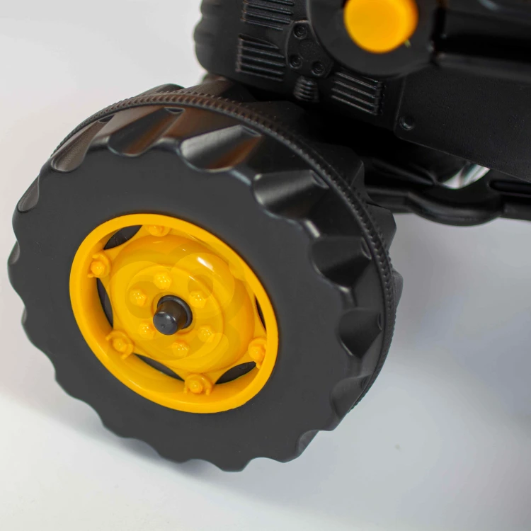 Elementy sterujące: dźwignie i kierownica traktor WOOPIE — ujęcie z bliska na panel kierowcy