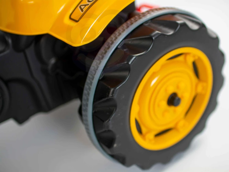 Detale malowania i naklejek na obudowie Farmer MaxTrac WOOPIE — zbliżenie na logo i grafiki