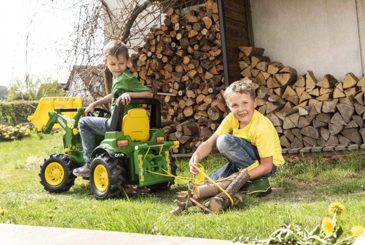 Uniwersalny montaż wyciągarki Rolly Toys rollyPowerwinch od tyłu traktora, uchwyty i szyny montażowe widoczne